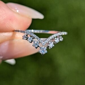 14K White Gold Diamond Crown V Shape Ring